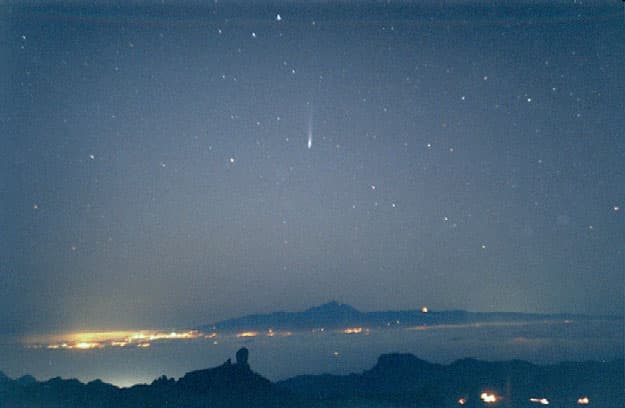 APOD: Comet Ikeya-Zhang Over Tenerife - March 26, 2002