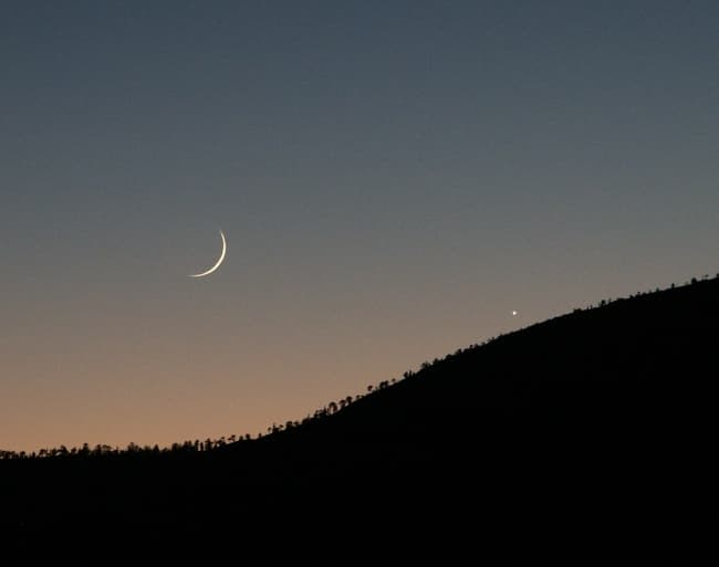 APOD: Venus and the 37 Hour Moon - December 25, 2003
