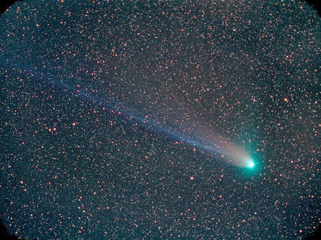APOD: The Tails of Comet NEAT (Q4) - May 12, 2004