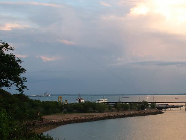 APOD: A Strange Streak Imaged in Australia - December 7, 2004