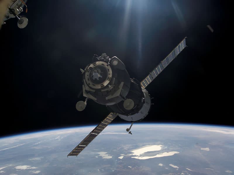 APOD: A Soyuz Spacecraft Approaches the Space Station - November 1, 2005