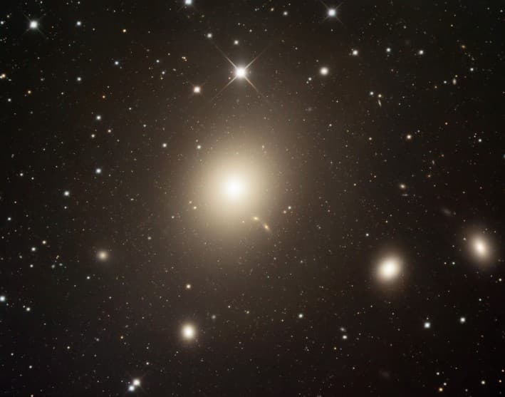 APOD: Elliptical Galaxy M87 - May 20, 2006
