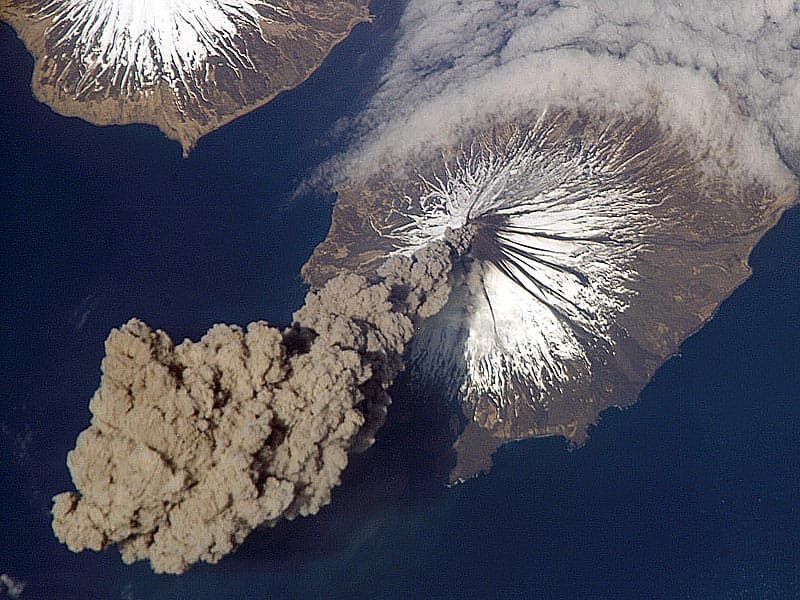 APOD: An Alaskan Volcano Erupts - June 7, 2006