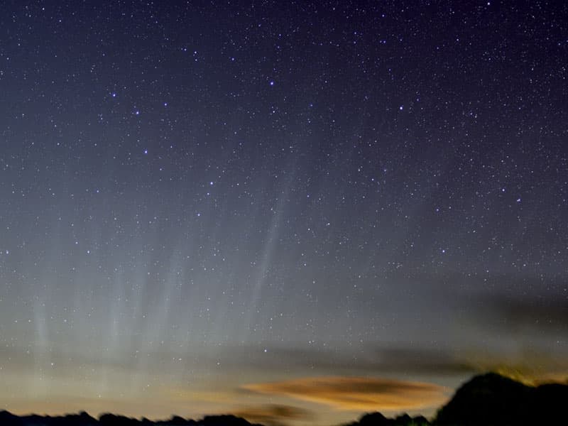 APOD: A Comet Tail Horizon - January 24, 2007