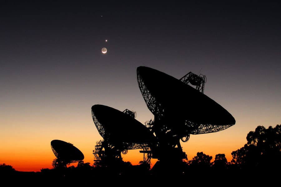 APOD: Planets Align Over Australian Radio Telescope Array - March 10, 2008