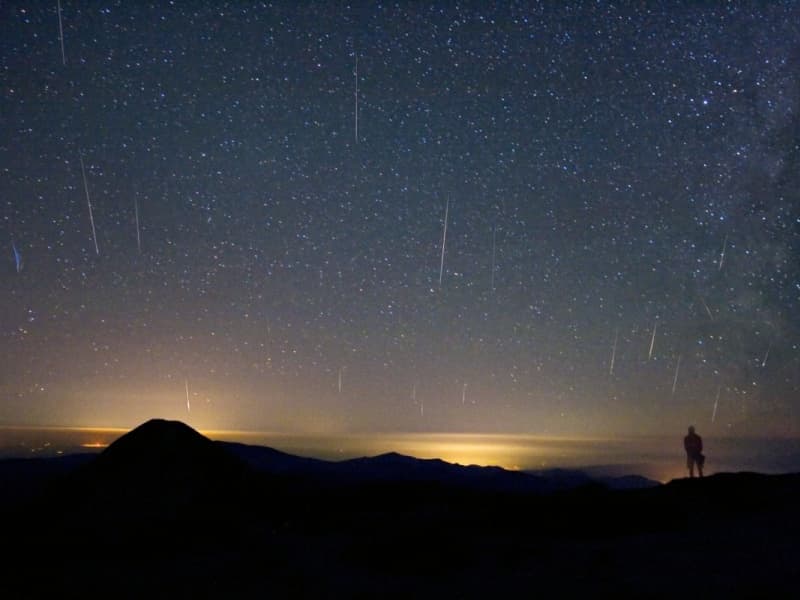 APOD: Mountain Top Meteors - September 11, 2008