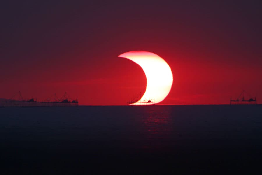 APOD: A Partial Eclipse Over Manila Bay - January 28, 2009