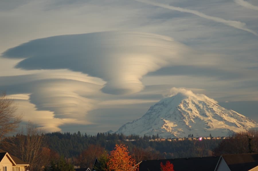 APOD: Lenticular Clouds Above Washington - February 3, 2009