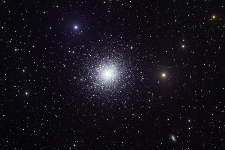 APOD: M13: A Great Globular Cluster of Stars - June 17, 2009