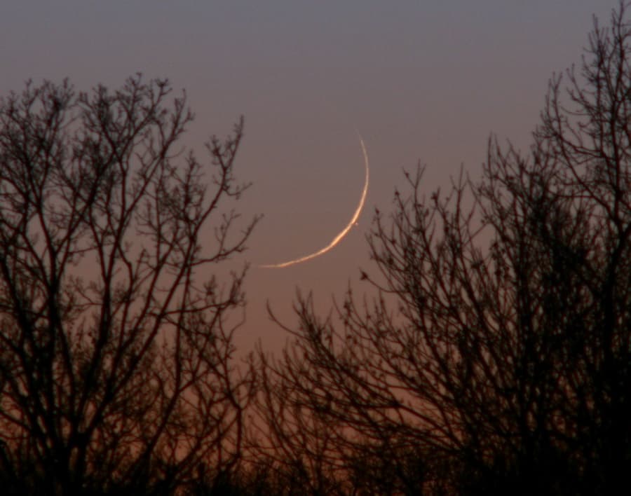 APOD: A Twilight Occultation - December 10, 2010
