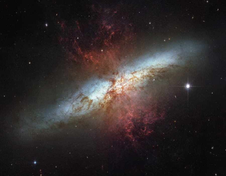 APOD: M82: Galaxy with a Supergalactic Wind - December 19, 2010