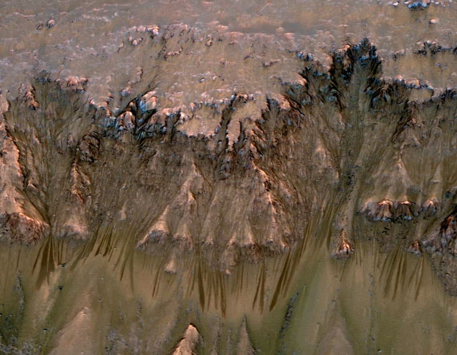 APOD: Seasonal Dark Streaks on Mars - August 8, 2011