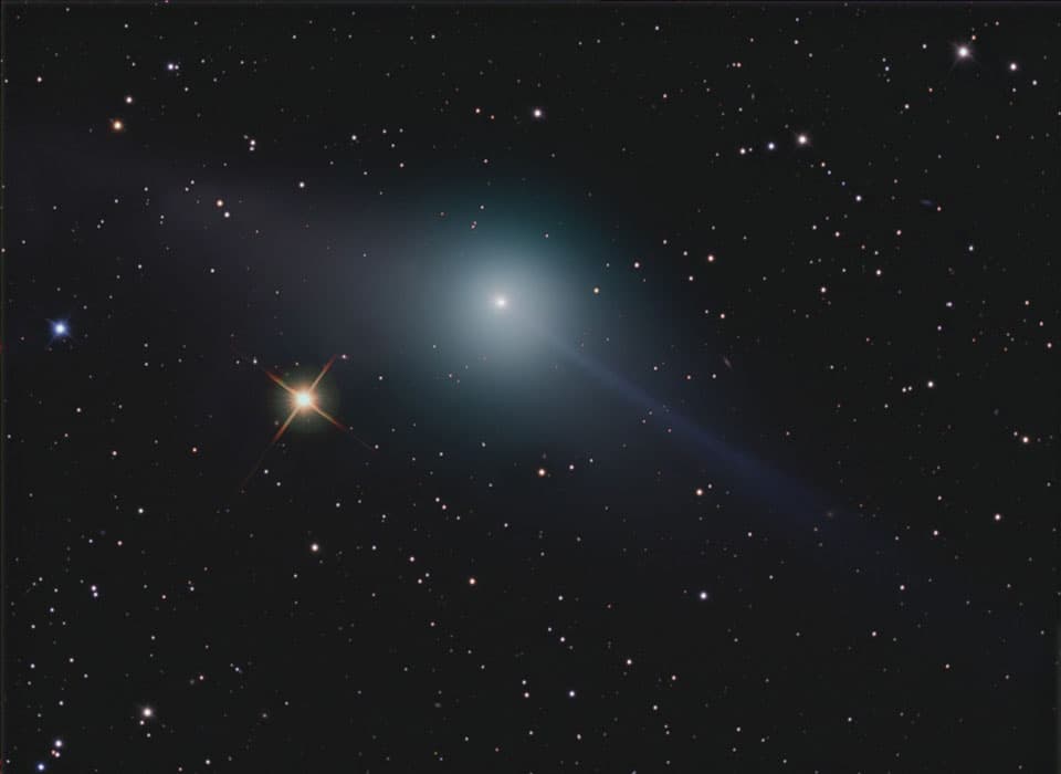 APOD: The Opposing Tails of Comet Garradd - February 28, 2012
