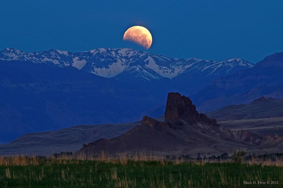APOD: Eclipsed Moon Over Wyoming - June 6, 2012