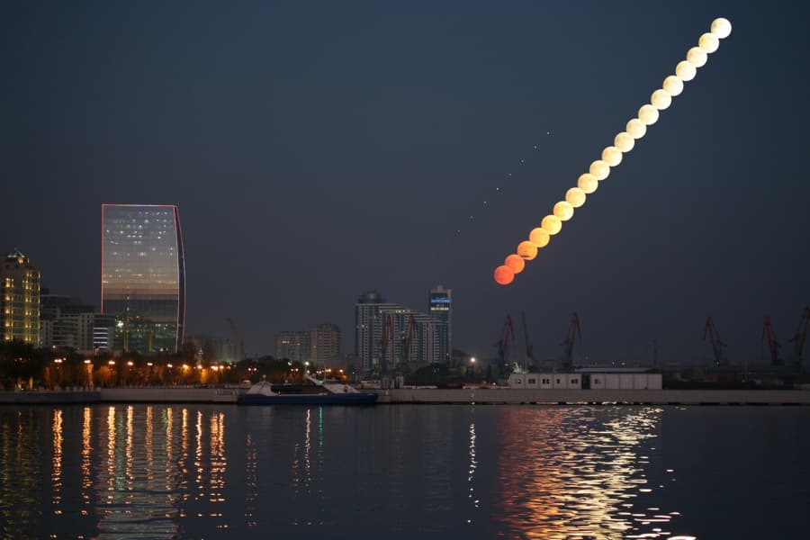 APOD: Baku Moonrise - December 8, 2012