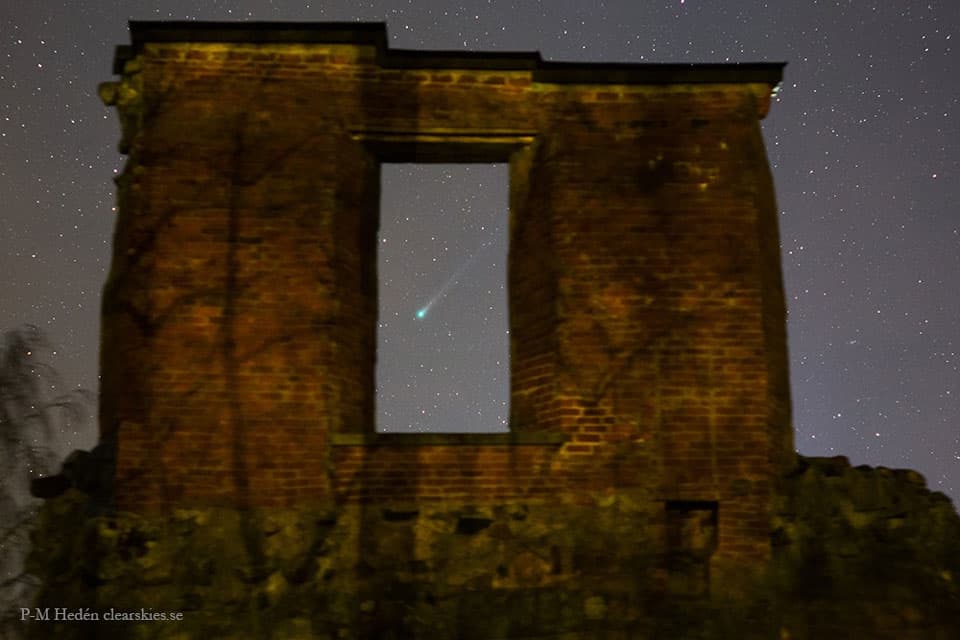 APOD: Comet Lovejoy through M�rby Castle Ruins - December 4, 2013