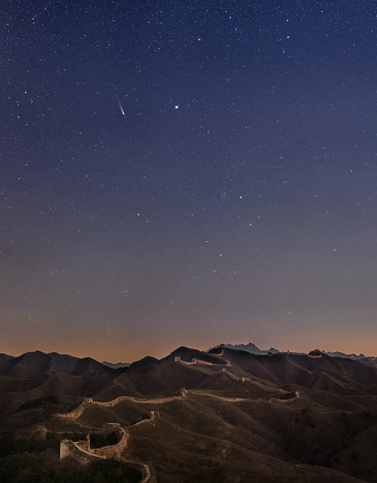 APOD: Comet Lovejoy over the Great Wall - February 20, 2014