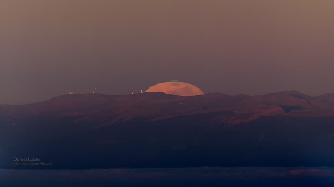 APOD: Green Flash at Moonrise - June 5, 2015