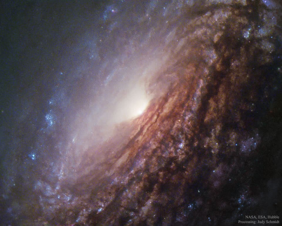 APOD: In the Center of Spiral Galaxy NGC 5033 - January 9, 2017