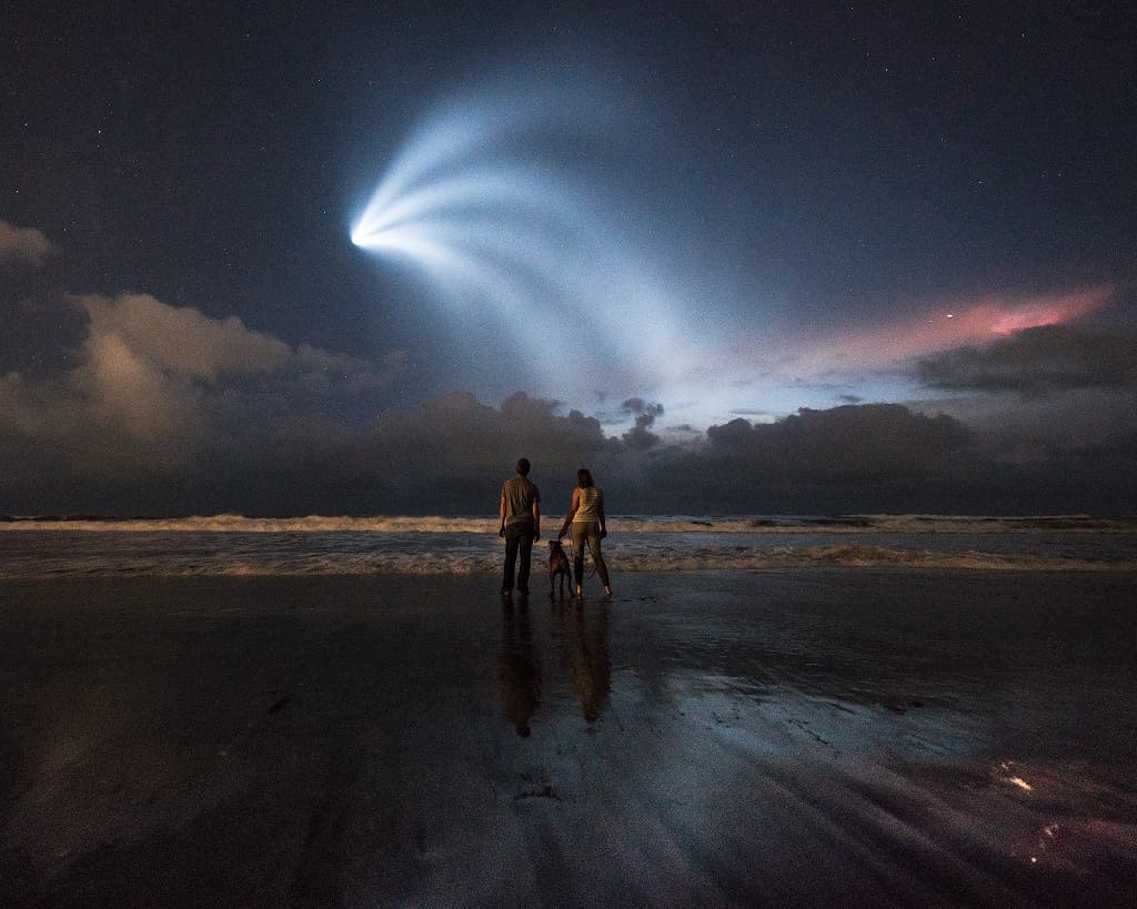 APOD: Skygazers on the Beach - October 13, 2018