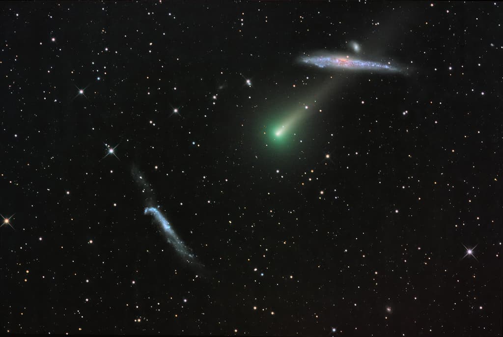 APOD: Comet Leonard and the Whale Galaxy - December 3, 2021