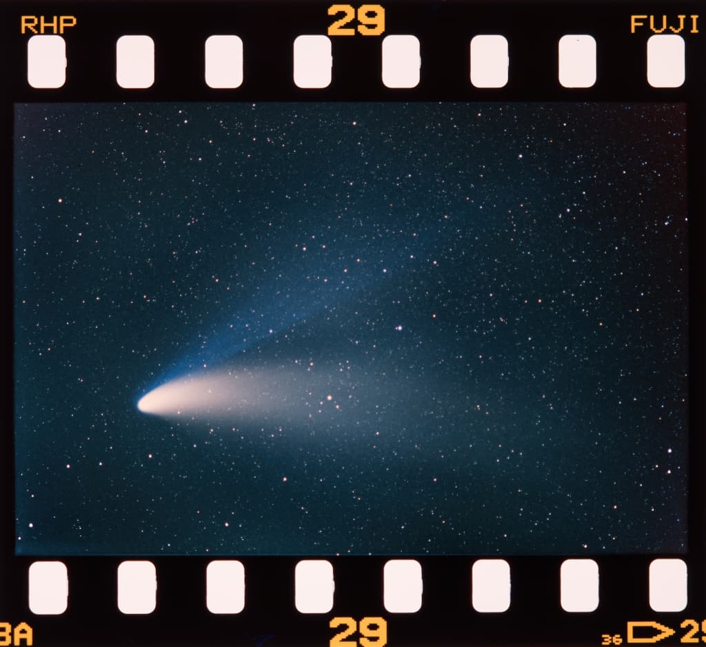APOD: Hale-Bopp: The Great Comet of 1997 - April 8, 2022