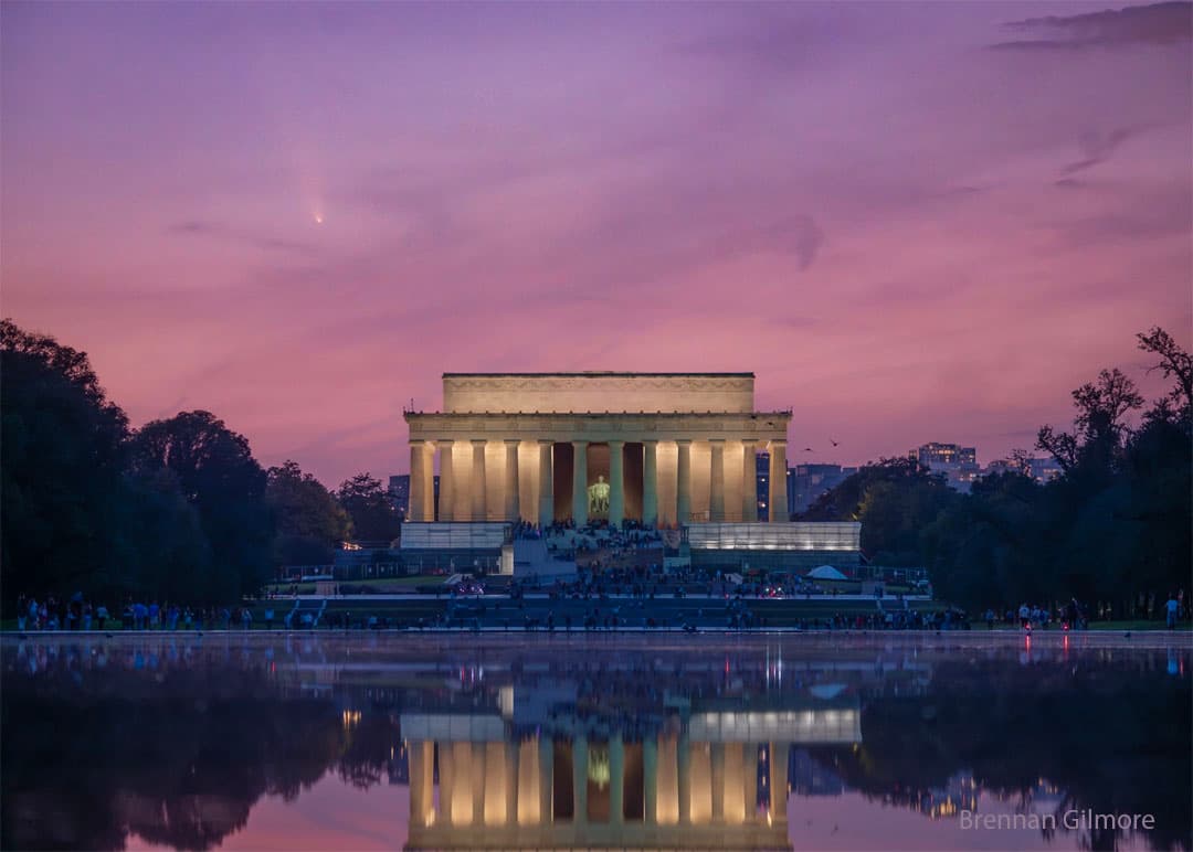 APOD: Comet Tsuchinshan-ATLAS Over the Lincoln Memorial - October 14, 2024