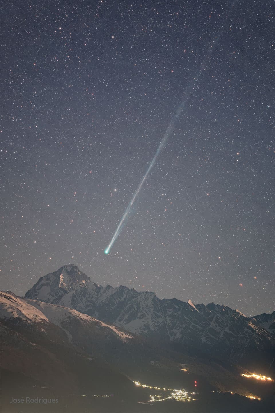 APOD: Comet R3 (PanSTARRS) Brightens - April 12, 2026