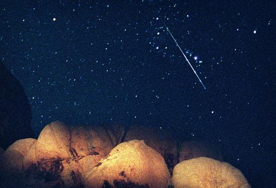 NASA APOD August 20, 1997: Bright Meteor, Dark Sky