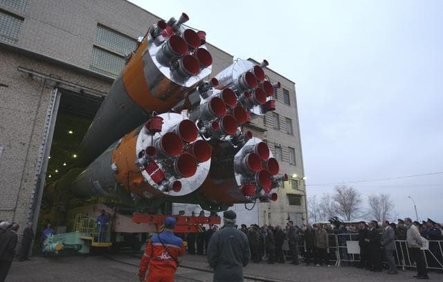 NASA image: Expedition 7 Rollout