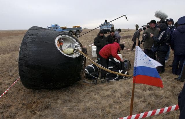 NASA image: Expedition 7 Landing
