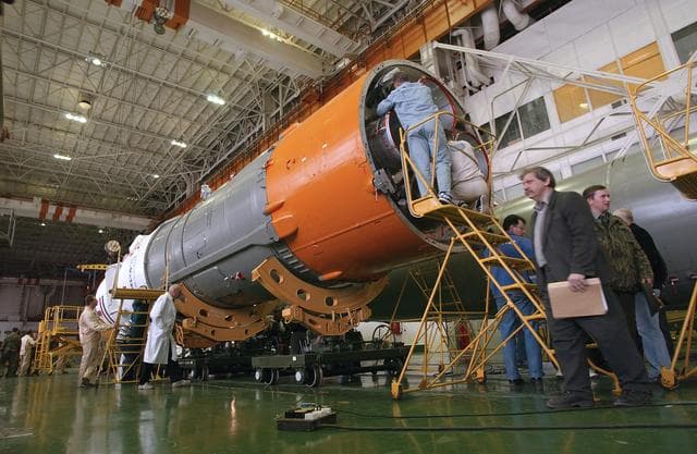 NASA image: Expedition 9 Soyuz Assembly