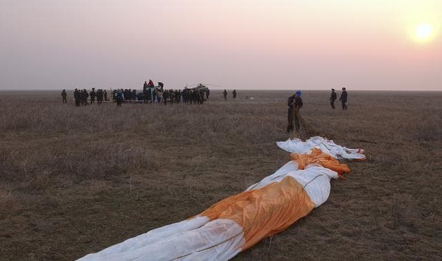 NASA image: Expedition 8 Landing