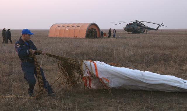 NASA image: Expedition 8 Landing