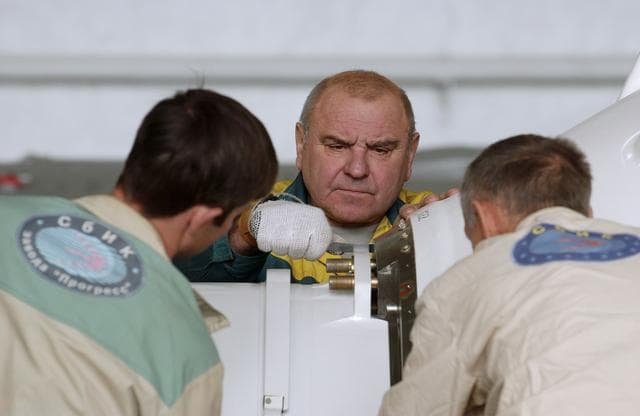 NASA image: Expedition 10 Preflight