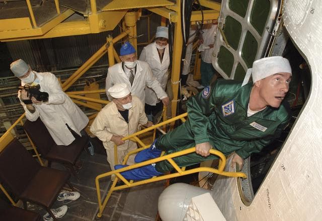 Expedition 11 Soyuz Inspection