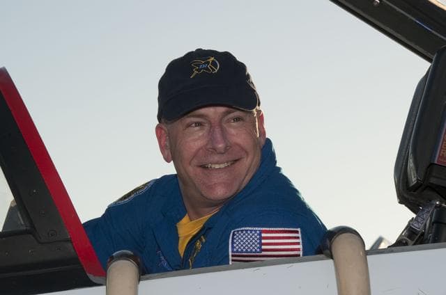 KSC-2010-1975