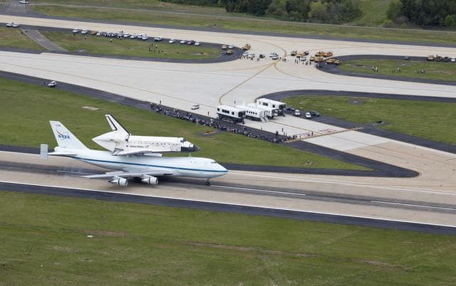 NASA image: Space Shuttle Discovery Landing