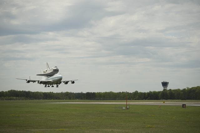NASA image: Space Shuttle Discovery Landing