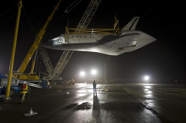 NASA image: Shuttle Discovery Is Demated From SCA