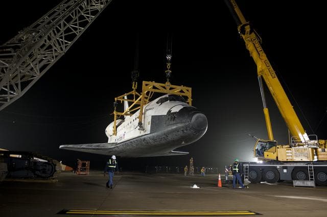 NASA image: Shuttle Discovery Is Demated From SCA