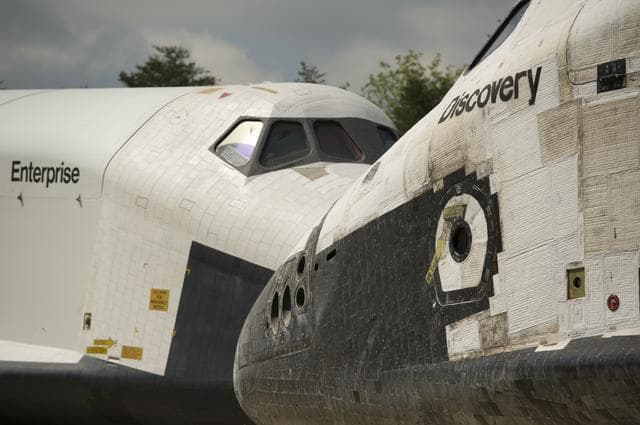 Shuttle Discovery Arrives at Udvar-Hazy