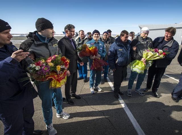 Expedition 34 Crew Lands
