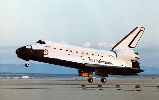 NASA image: Landing of the Discovery at end of the STS 41-D mission