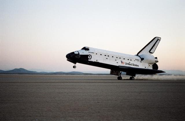 NASA image: Landing of the Shuttle Discovery and end of STS 51-I mission