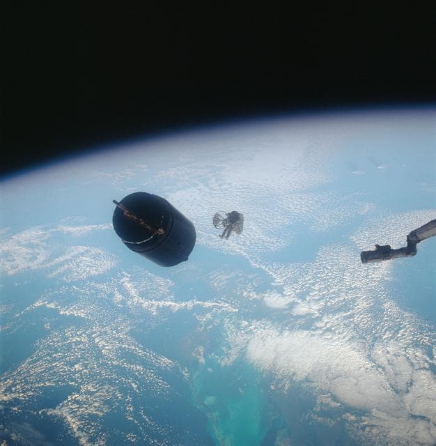 NASA image: Astronaut Dale Gardner using MMU to travel to Westar VI satellite