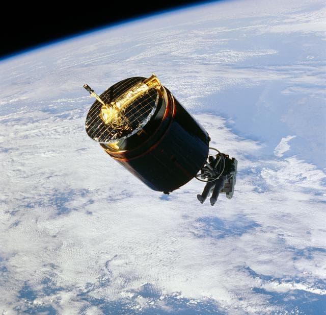 NASA image: Astronaut Dale Gardner using MMU to travel to Westar VI satellite