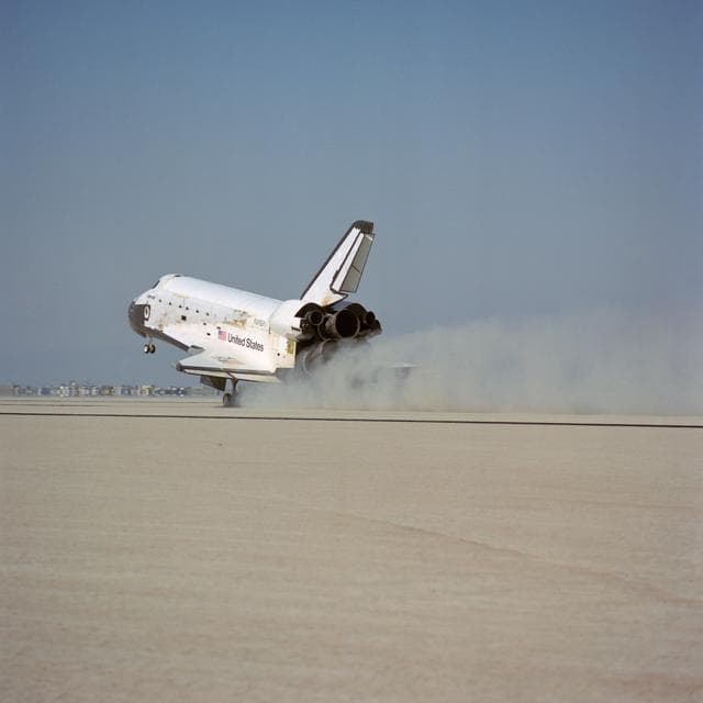 NASA image: Shuttle Challenger landing on Runway 17 at Edwards at end of 51-B mission