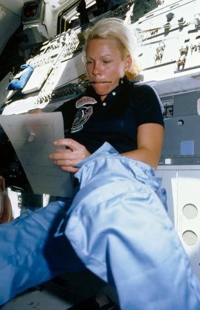 NASA image: Astronaut Rhea Seddon works on flyswatter-like snagging device
