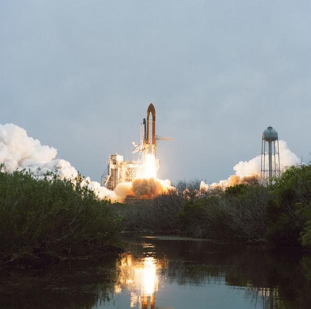 NASA image: View of the shuttle Discovery STS 51-D launch
